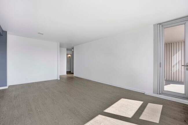 Foto del edificio - 555 W Cornelia Ave