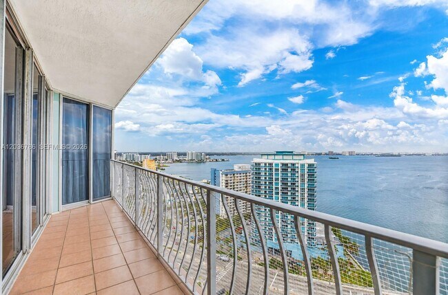 Foto del edificio - 7601 E Treasure Dr