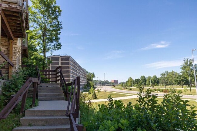 $1,455 | 3 Bedroom, 2 Bathroom Condo | Cat... photo'