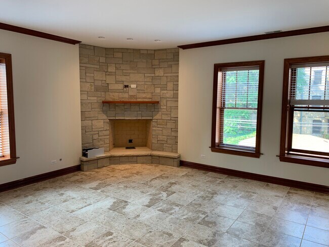 Fireplace - 5816 N Kenmore Ave