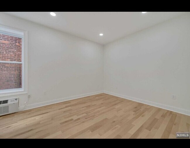 Foto del edificio - 25 Russell Ave