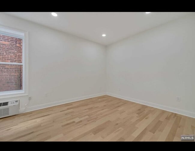 Building Photo - 25 Russell Ave