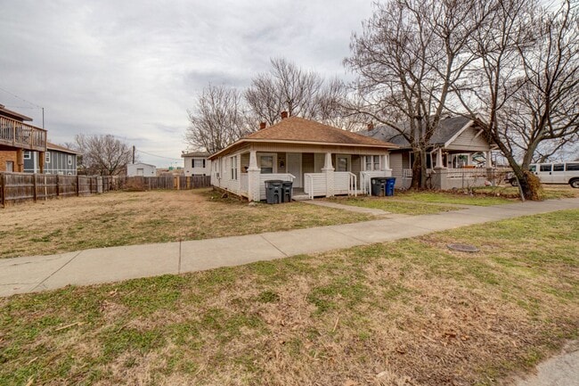 Building Photo - N Rosedale Ave Triplex