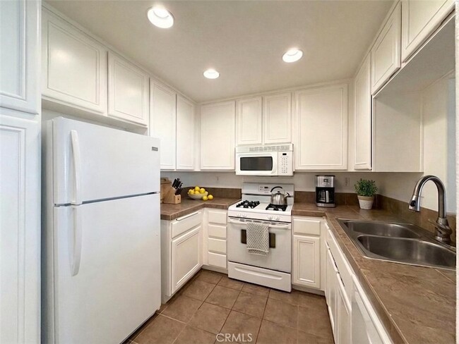 Building Photo - 32 Tradewinds