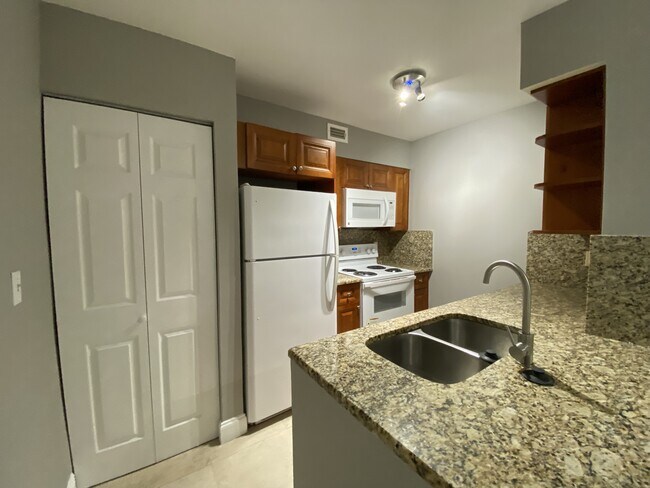 Foto del edificio - 2820 N Oakland Forest Dr
