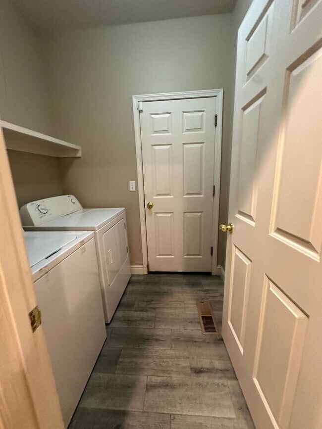 Building Photo - Adorable single story 3 bedroom, 2 bath ho...
