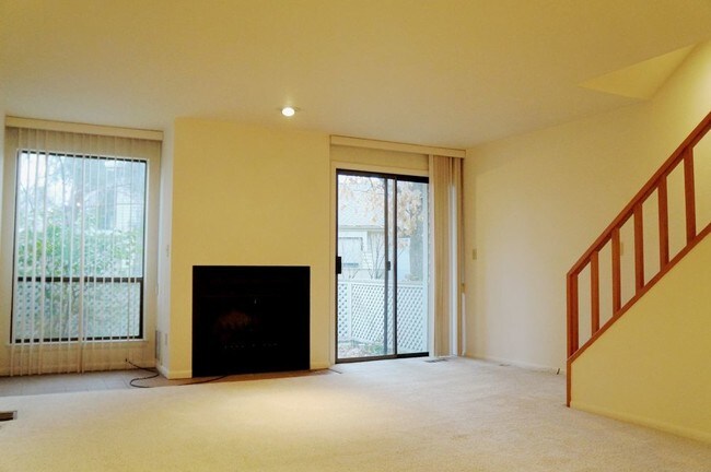 Building Photo - Beautiful Townhouse in River Run Subdivision