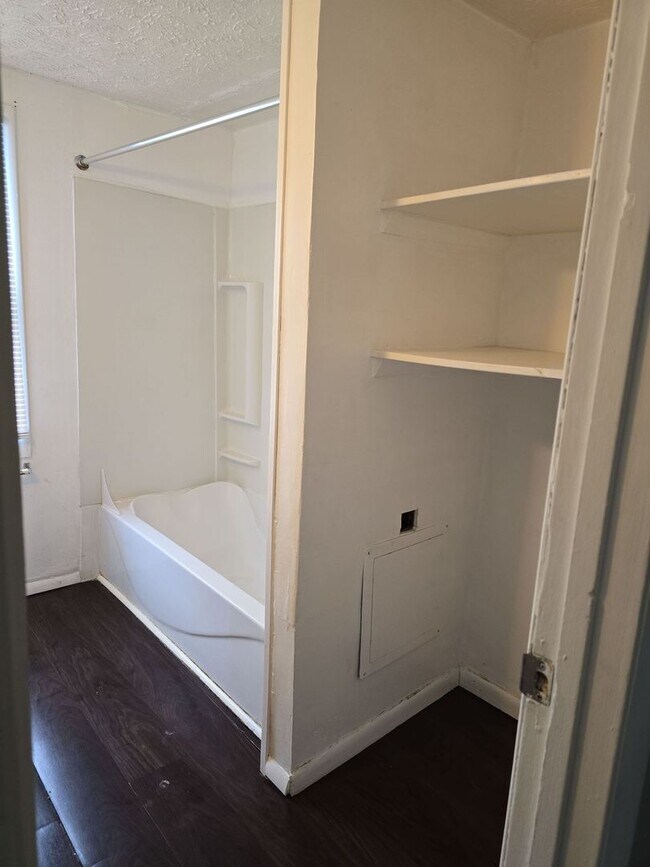 Foto del edificio - 3 Bedroom 1 Bath! (Move in Special! $100 off Move In Rent with January Move In Date!)
