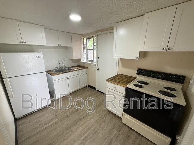 Building Photo - 1025-1027 Lilley Avenue - 1