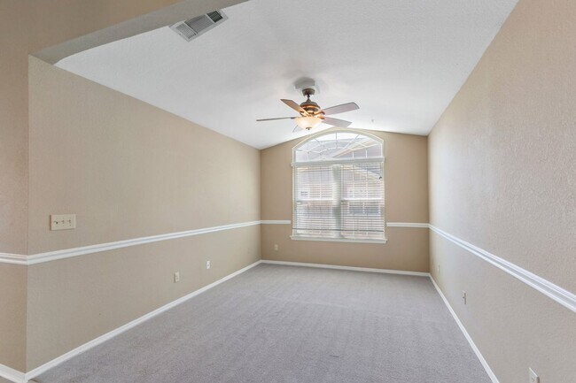 Foto del edificio - Gorgeous Condo in Soughtafter Intracoatsal...