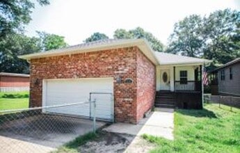 Building Photo - 1303 S 11th St