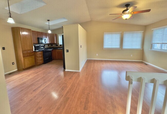 Cocina Sala de estar - 8406 S Upham Way