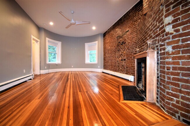 Building Photo - 1736 Beacon St
