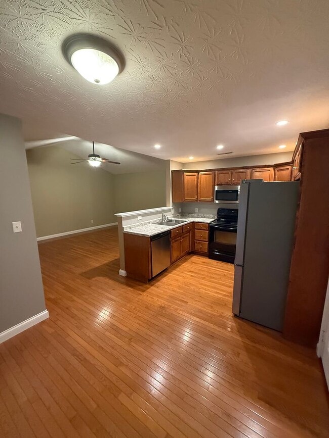 Building Photo - 3 Bed/2 Bath House with 2 Car Garage