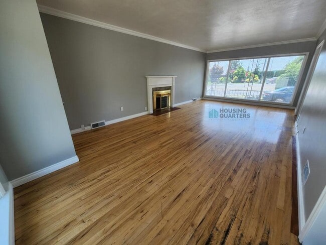 Building Photo - 605 E High Dr