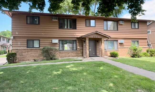 Outside of building - 521 Kerry Dr
