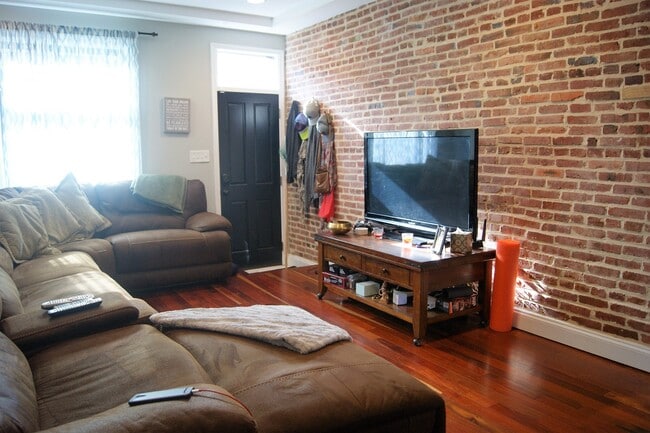 Foto del edificio - Charming 3 Bedroom/3 Bathroom Townhome in Canton, MD!
