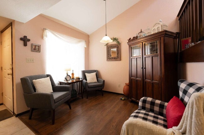 Building Photo - Feel Right at Home – Inviting Fully Furnis...