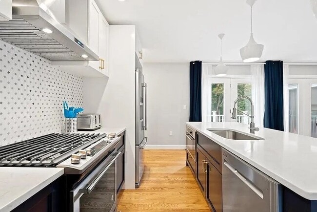 Building Photo - 63 Perrin St