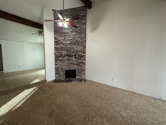 Foto del edificio - Spacious 2 Bedroom Duplex