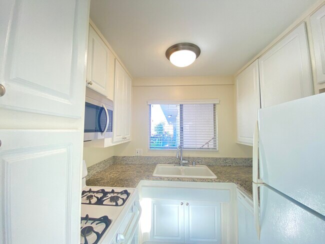 Granite Counters - 11926 Dorothy St