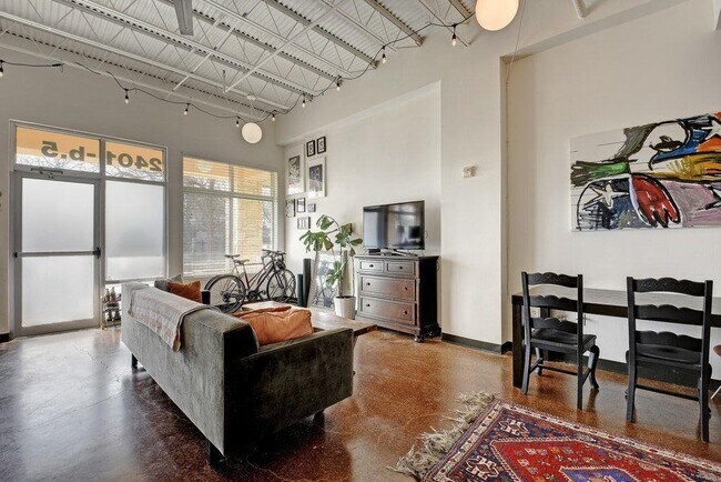 Foto del edificio - 2401 E 6th St