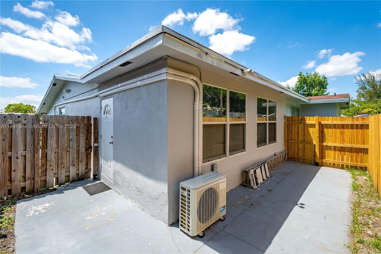 Foto principal - 2620 NW 83rd Ave