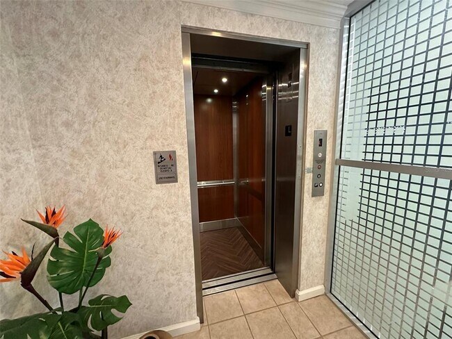 Foto del edificio - 1325 S Portofino Dr