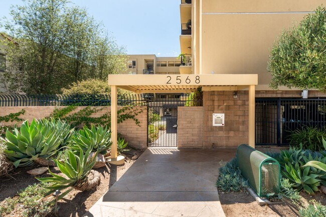 Foto del edificio - Beautiful Bankers Hill 2 bedroom condo