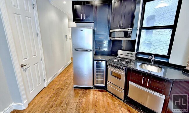 Building Photo - Mott Street