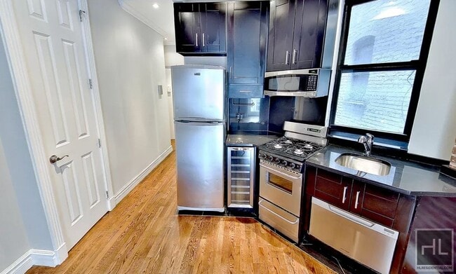Building Photo - Mott Street