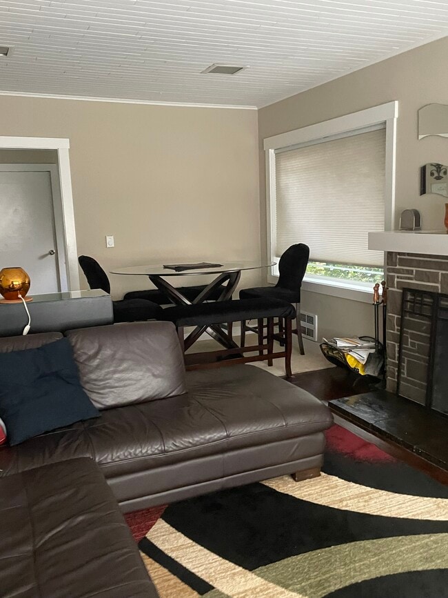¡Combinación de comedor y sala de estar! - 110 NE 40th St