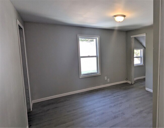 Building Photo - 878 E Forest Ave