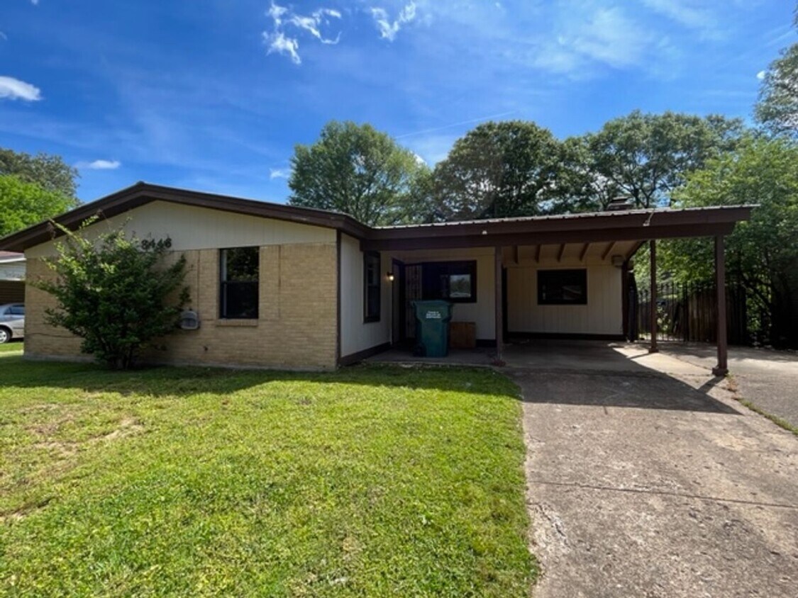 Foto principal - Renovated 4 Bedroom 2 Bath Home for Rent!