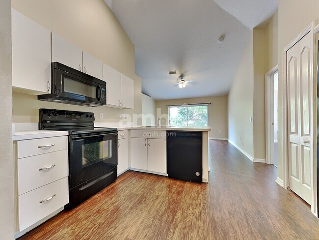 Foto del edificio - 6954 Crown Lake Drive