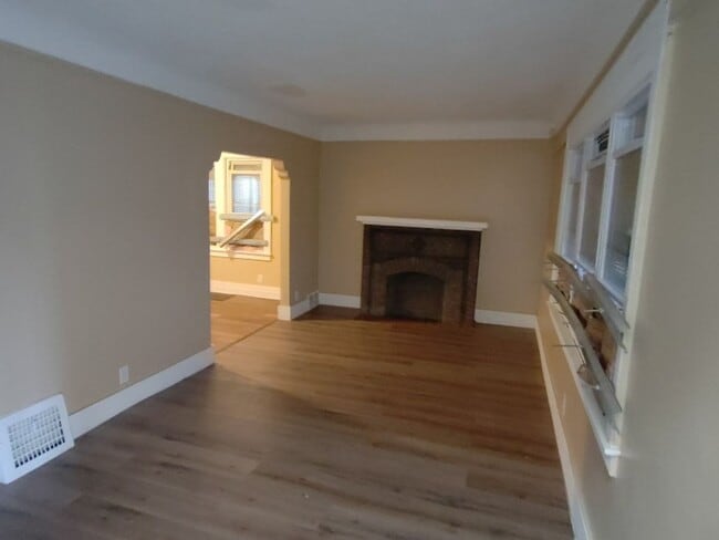 Building Photo - 4 Bedroom 2 bath Bungalow Located Near 7 M...