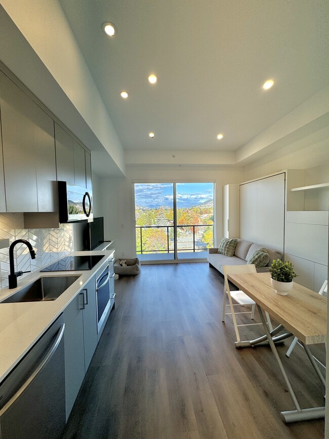 Building Photo - 1301 Belaire Av