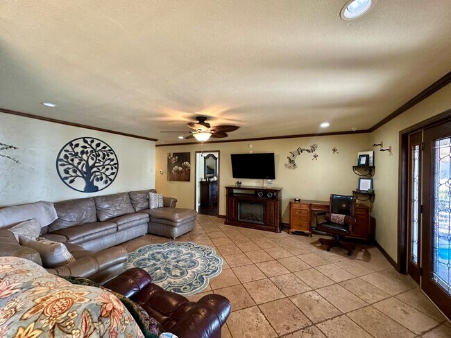 Foto del edificio - Stunning, fully furnished 3-bedroom, 2-bath lakefront home on Lake Palestine!