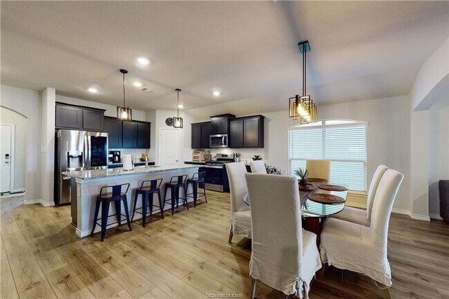 Foto del edificio - 3 Bedrom 2 bath, bonus room and a office, ...