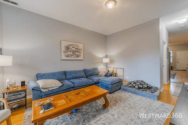 3242 N Hoyne-1 - 3242 N Hoyne-1 Apartment