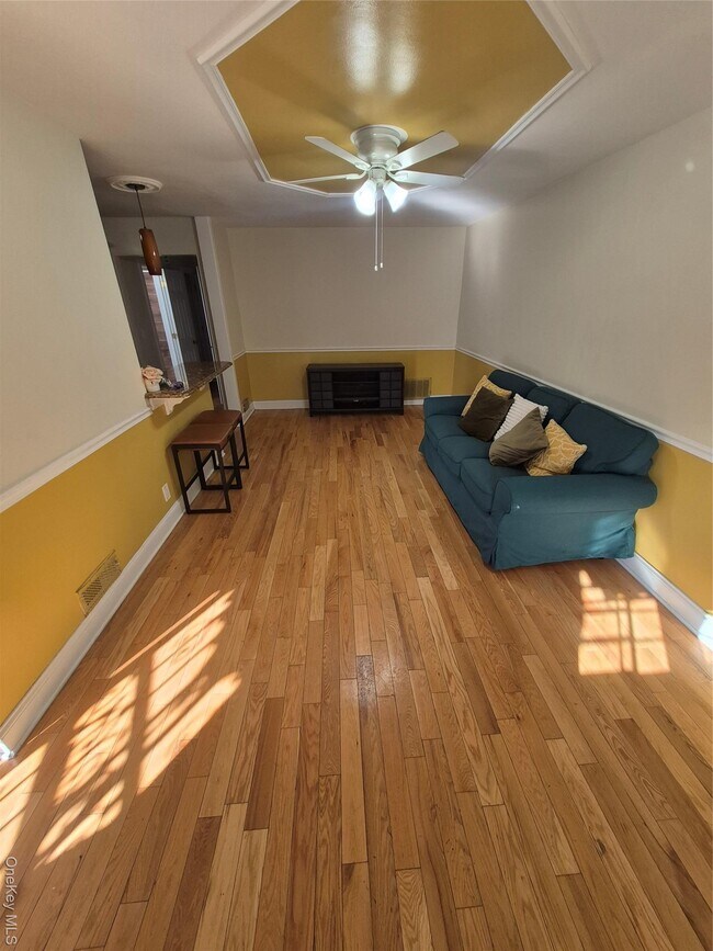 Foto del edificio - 923 E 227th St