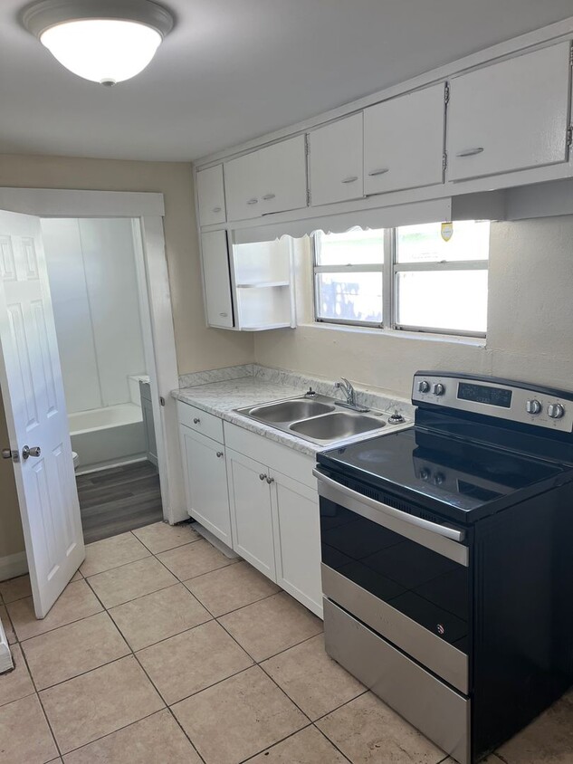 Foto principal - NICE LAKELAND 3BR/1BA/1 Car Garage Home! C...