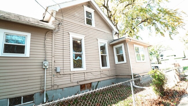 Building Photo - 3 Bedroom House