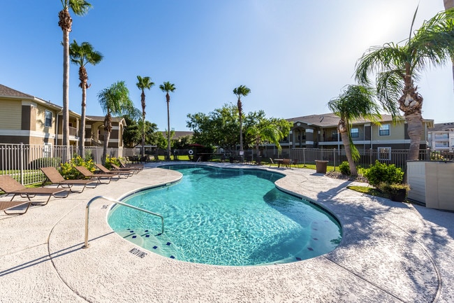 Foto del edificio - Pavilions at Northshore Apartment Homes