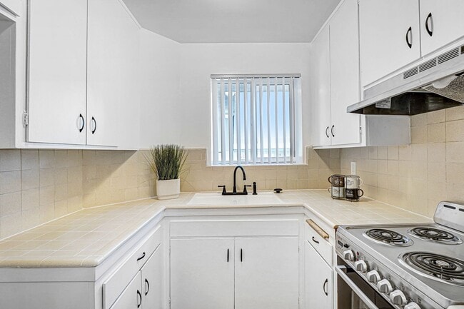 Building Photo - Spacious 1 Bedroom Apartments with Parking - Noho Arts District