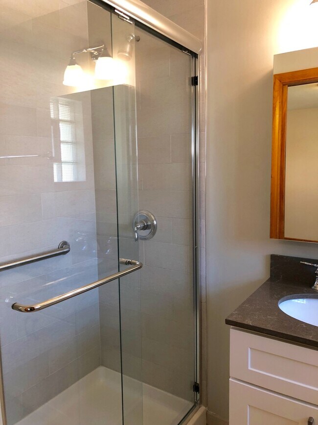 Foto del edificio - Updated 3Bed/2Bath Home For Rent Brookfield! 2 Car Attached Garage