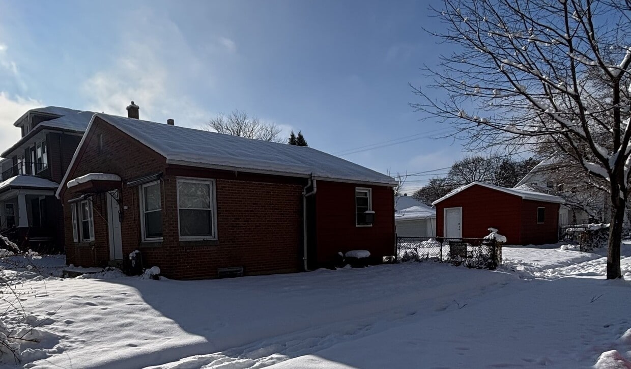 Building Photo - 2BR SINGLE FAMILY, REDONE, YARD, PARKING