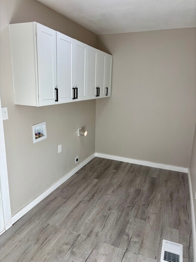 Building Photo - 1136 Chadford Rd