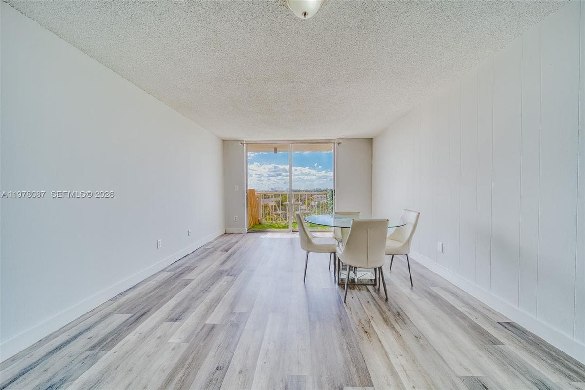 Building Photo - 2000 NE 135th St