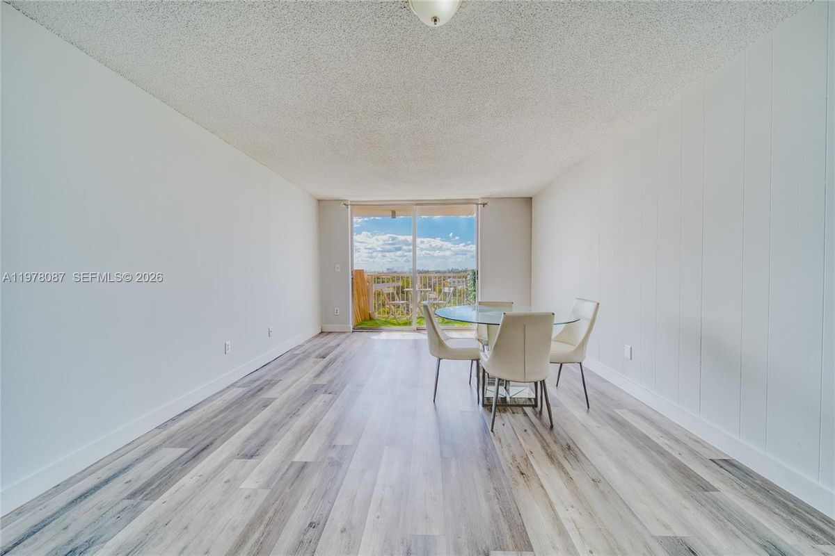 Foto del edificio - 2000 NE 135th St